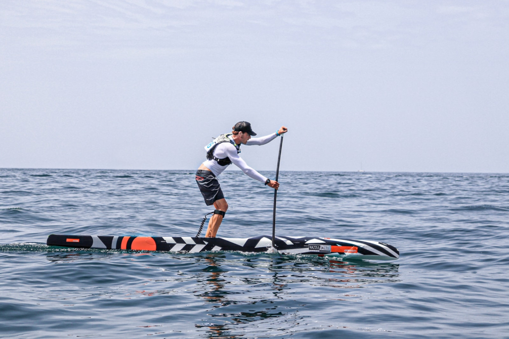 Pevný paddleboard RRD Razzle Dazzle LTD  14.0x21.5 cely set paddleboardy.cz windsurfingkarlin zavodni.jpg kluk na vode